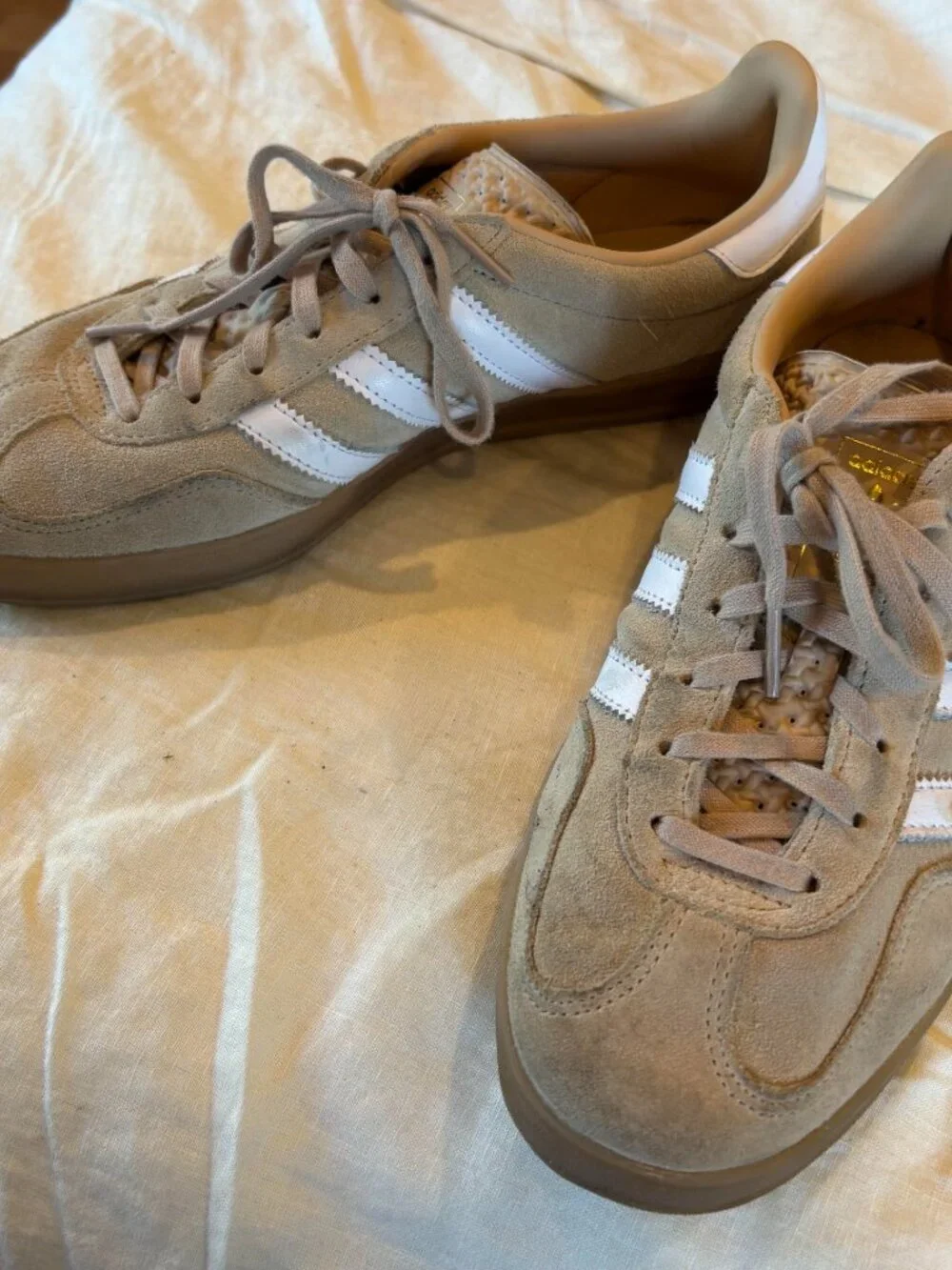 LIKE NEW ADIDAS GAZELLE BEIGE SUEDE AND LEATHER SNEAKERS 8.5